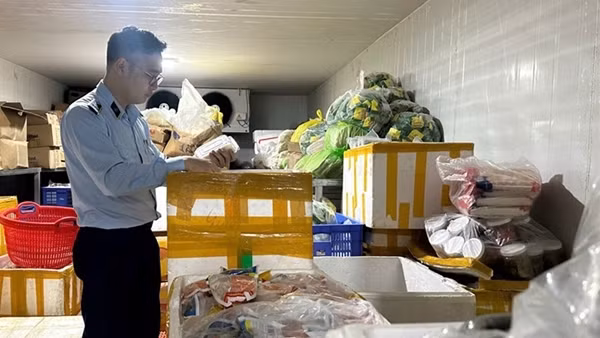 Liên tiếp phát hiện thực phẩm đông lạnh không rõ nguồn gốc xuất xứ