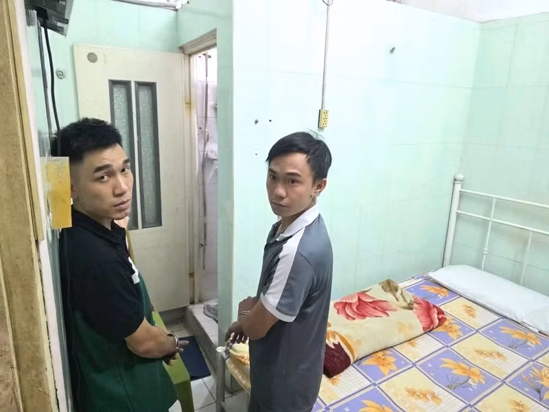 Gí dùi cui điện khống chế bà chủ nhà nghỉ để cướp sạch 16 cây vàng trang sức đeo trên người -0