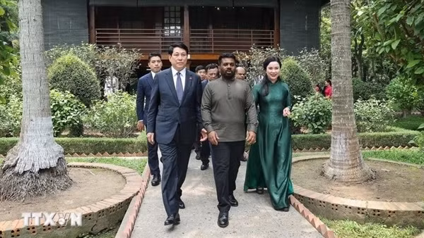 Chủ tịch nước và Tổng thống Sri Lanka thăm Khu di tích Chủ tịch Hồ Chí Minh