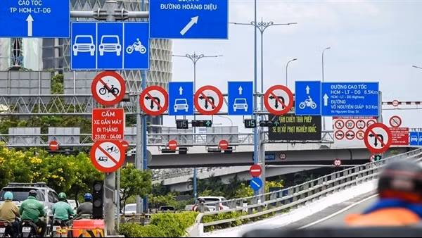 Bộ Xây dựng chỉ đạo chấn chỉnh tình trạng “hoa mắt vì biển báo, đèn tín hiệu”