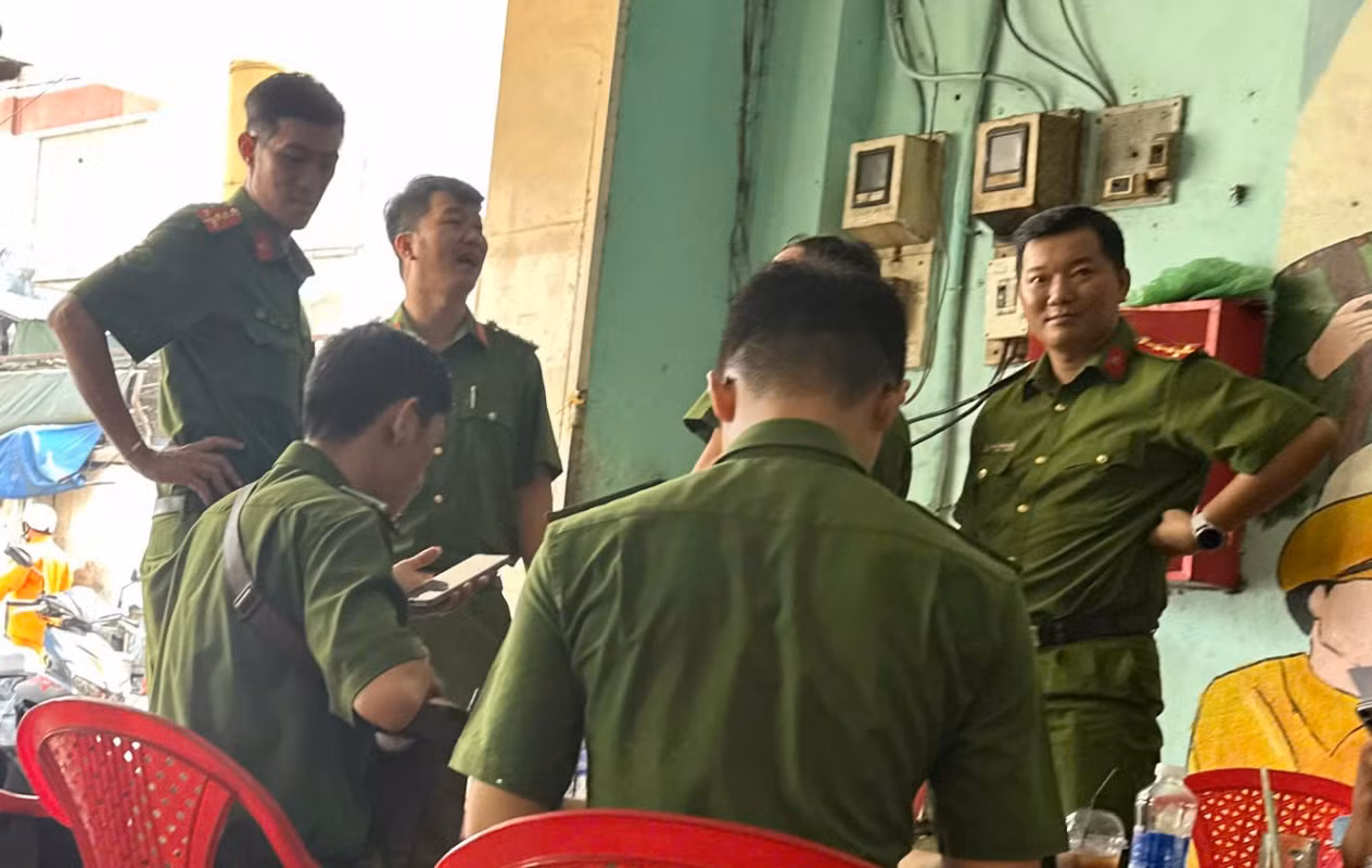 5 người bị ngạt khói trong vụ cháy chung cư cũ lúc rạng sáng -0