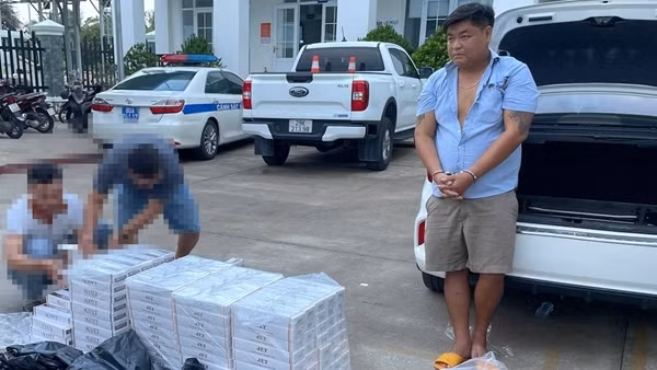 Tài xế vừa ra khỏi cao tốc thì bị bắt vì vận chuyển 2.980 gói thuốc lá lậu