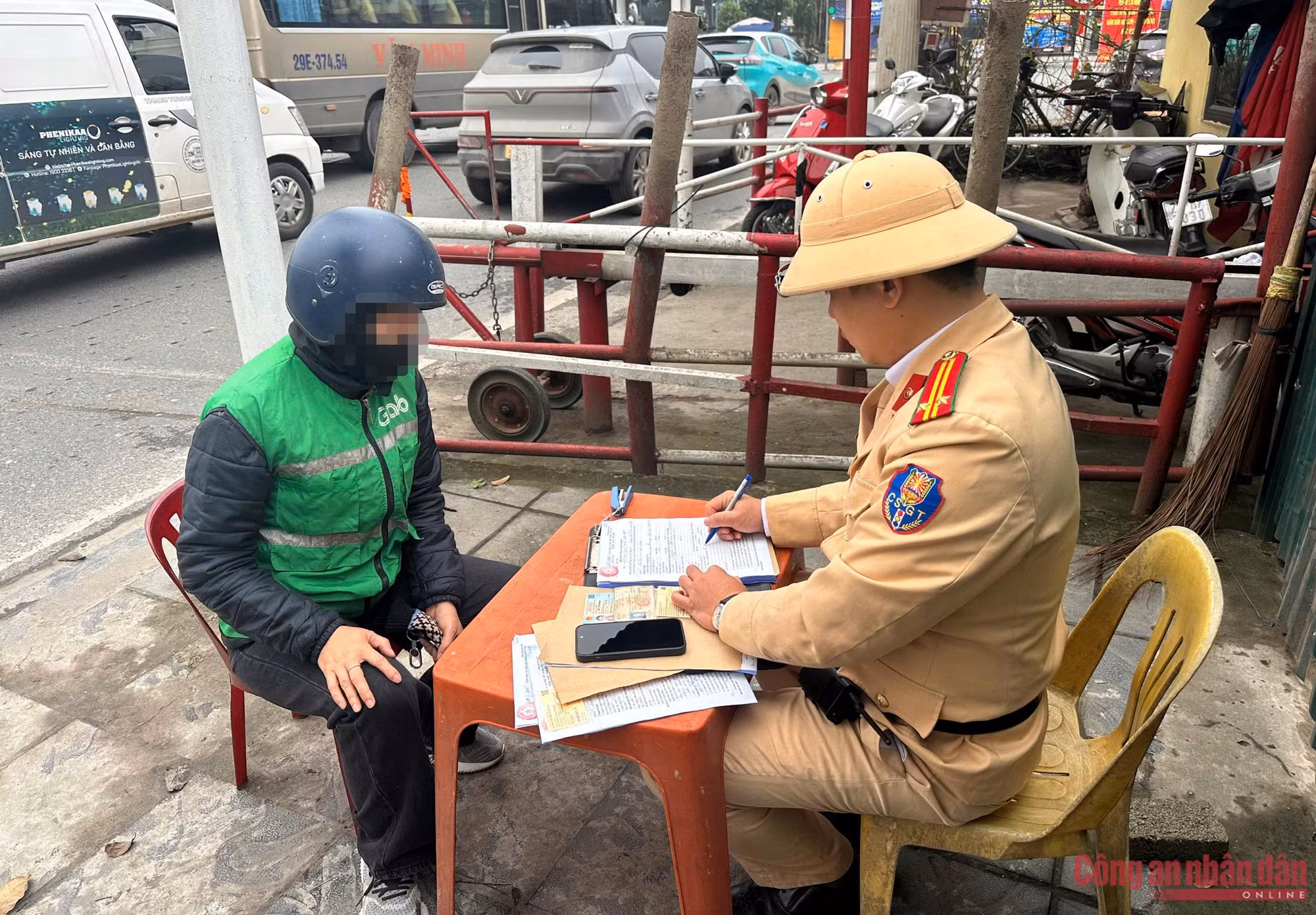 CSGT Hà Nội tăng cường xử lý tài xế cố tình vượt rào chắn khi qua đường ngang ảnh 4 a -0
