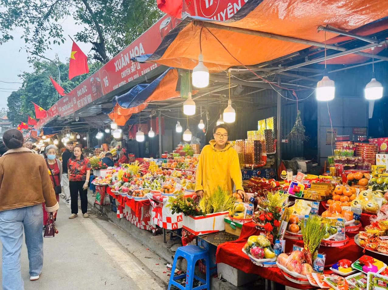 Người dân nô nức rủ nhau lễ Phủ Tây Hồ đầu xuân -0