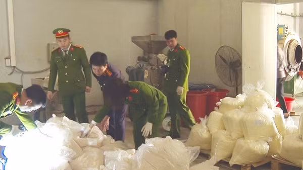 Bóc gỡ nhiều đường dây sản xuất, buôn bán thuốc giả và thực phẩm chức năng giả dịp Tết