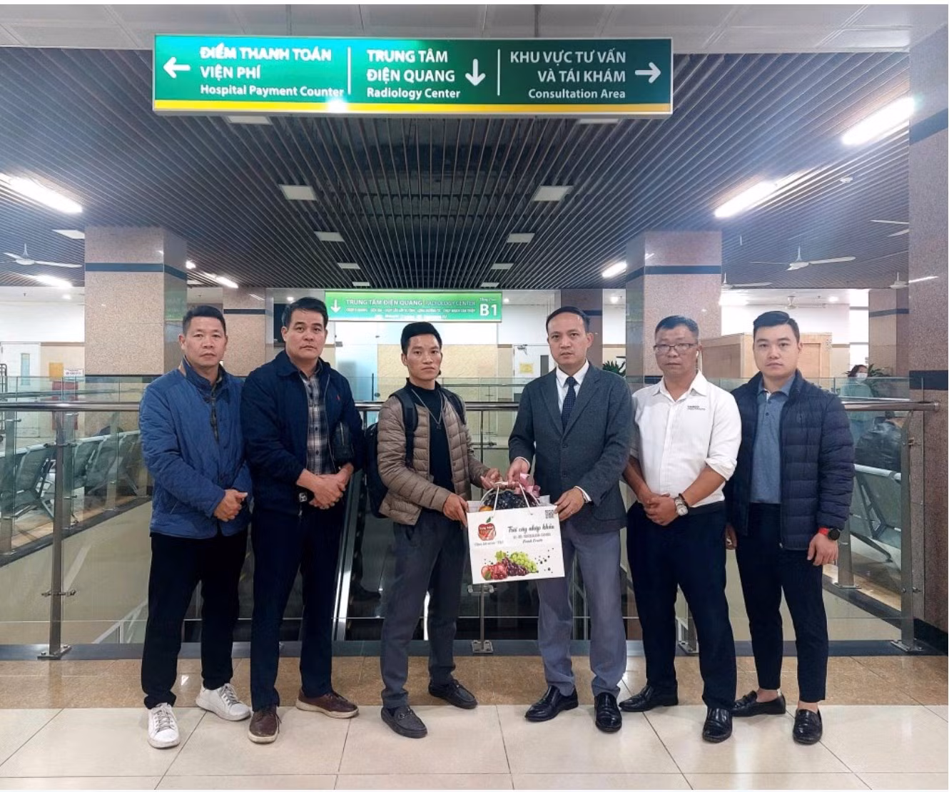 Tạm ứng 405 triệu đồng hỗ trợ nạn nhân vụ tai nạn xe chở -0