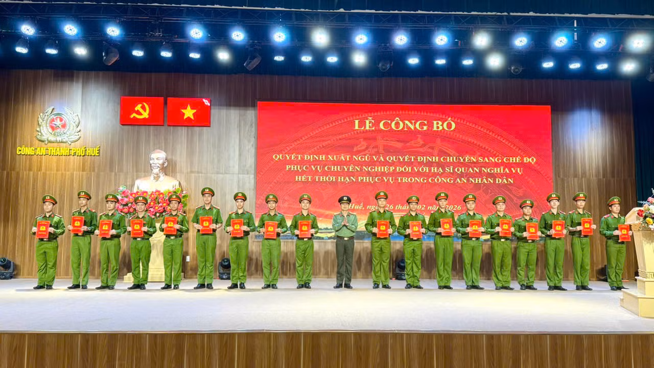 Công an TP Huế tổ chức lễ công bố quyết định xuất ngũ và chuyển sang chế độ phục vụ chuyên nghiệp -0