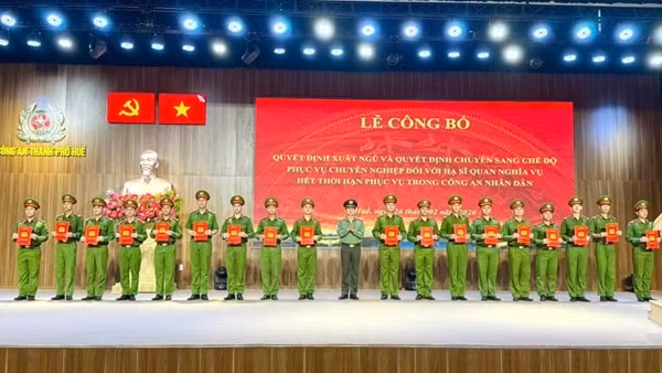 Công an TP Huế công bố quyết định xuất ngũ và chuyển chế độ phục vụ chuyên nghiệp đối với nhiều chiến sĩ