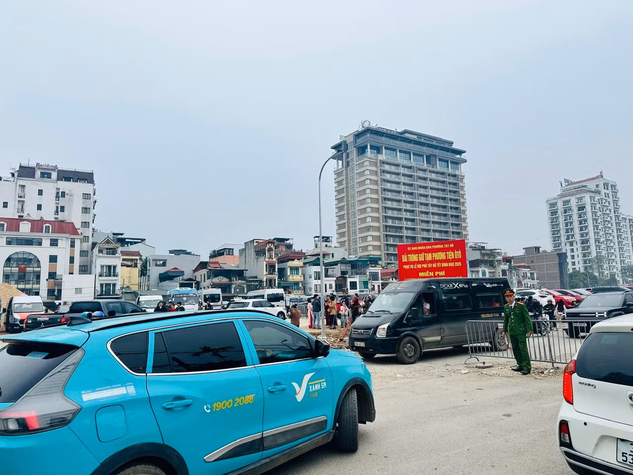 Lực lượng Công an đảm bảo an ninh trật tự, phân luồng giao thông cho người dân đi lễ Phủ Tây Hồ -0
