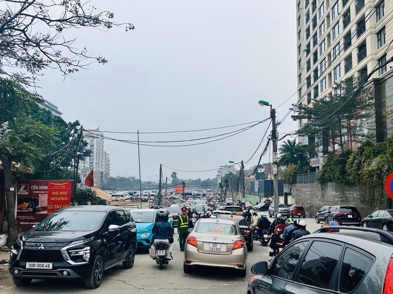 Người dân nô nức rủ nhau lễ Phủ Tây Hồ đầu xuân -0