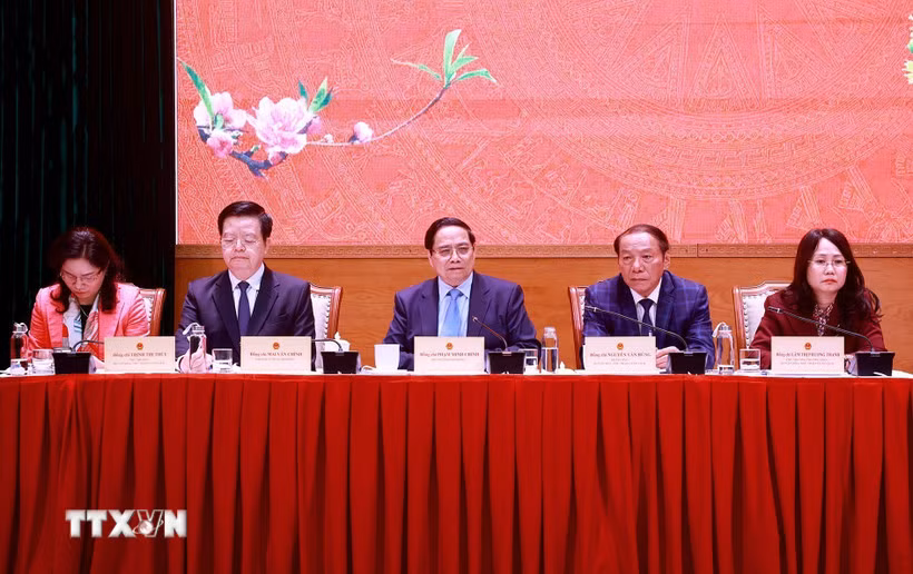 Thủ tướng gặp mặt nghệ sỹ, nhà báo, vận động viên tiêu biểu nhân dịp Năm Mới -0