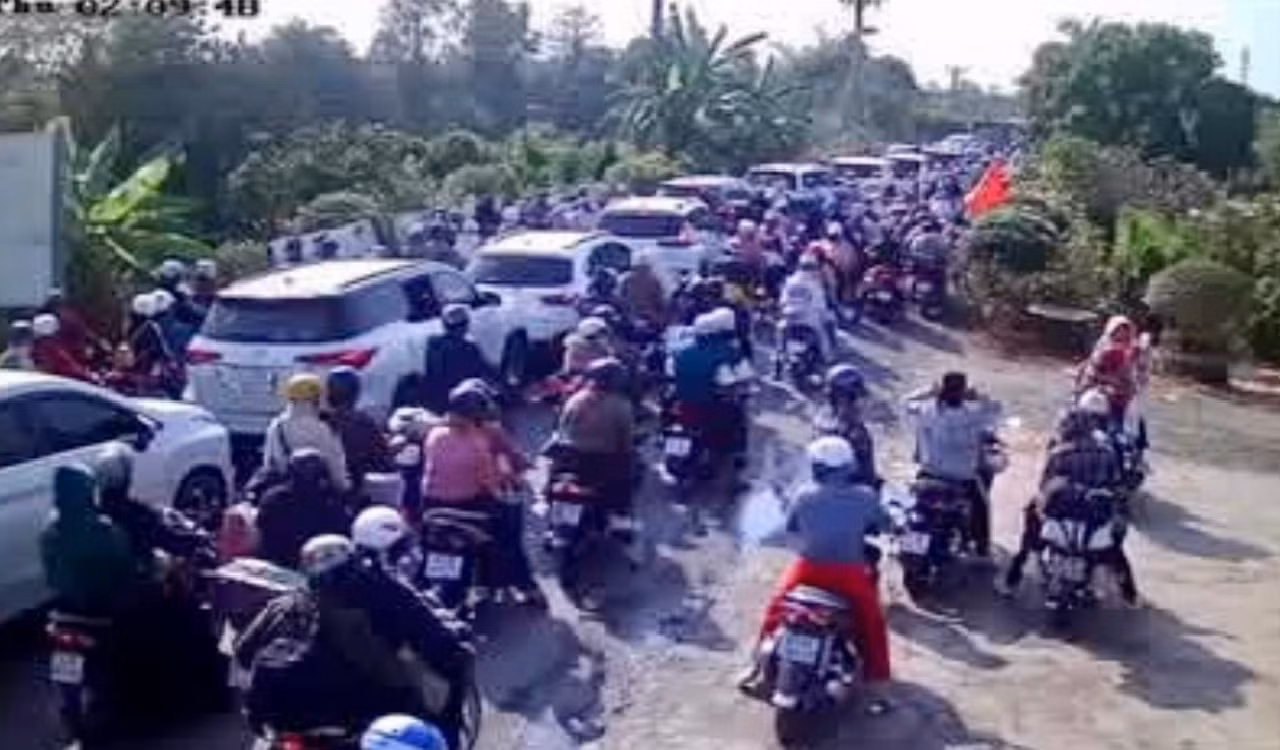 Người dân đội nắng chôn chân tại các tuyến quốc lộ qua địa phận tỉnh Tây Ninh -3