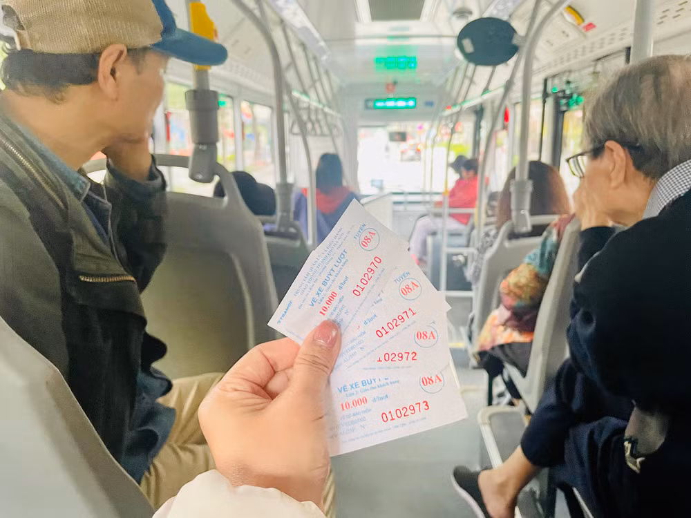 Tết ở Hà Nội: Người dân hào hứng trải nghiệm xe buýt, tàu điện, điểm gửi xe giá 0 đồng -0