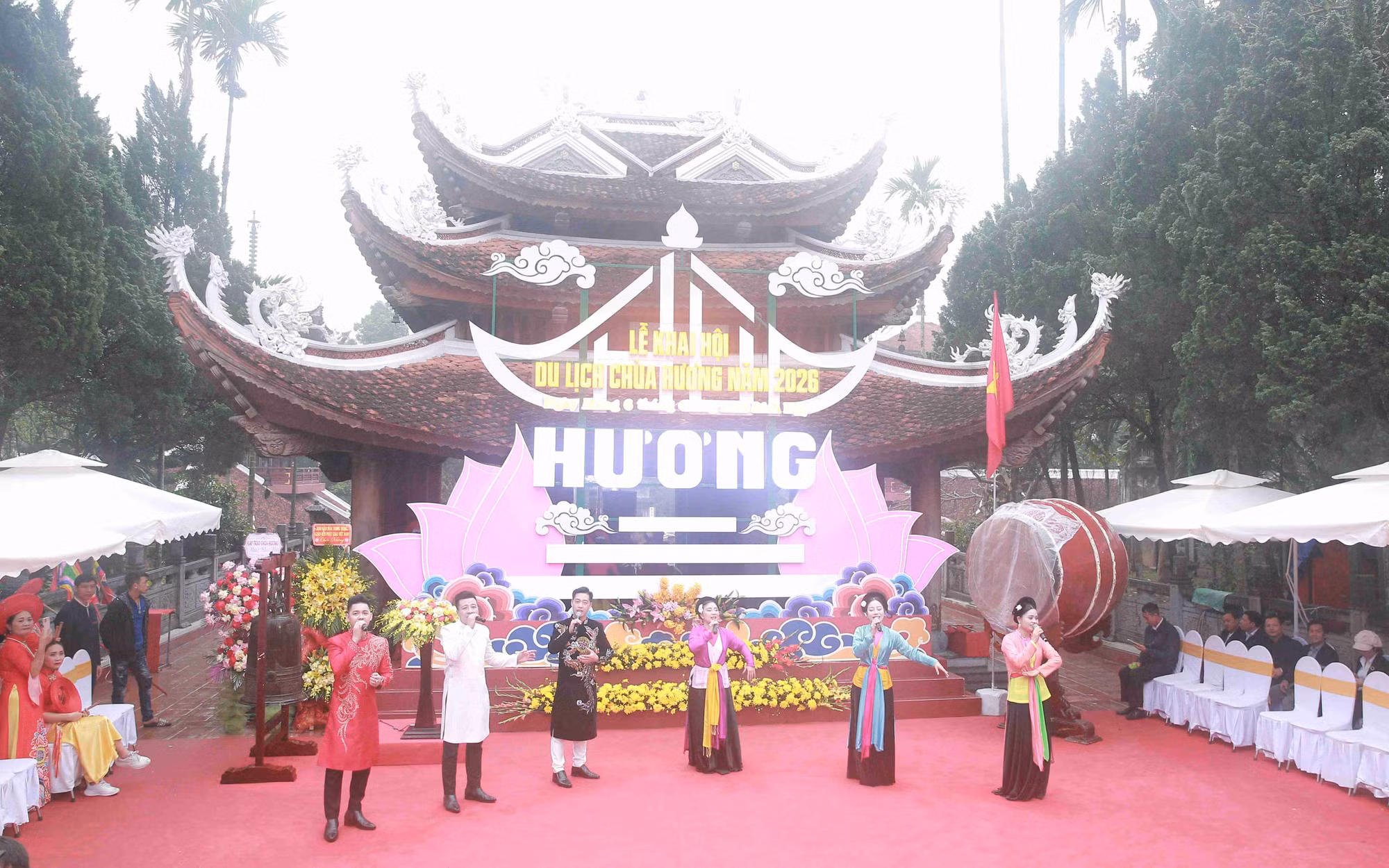 Du khách đội mưa, nườm nượp đổ về thắng cảnh Chùa Hương trước giờ khai hội -1