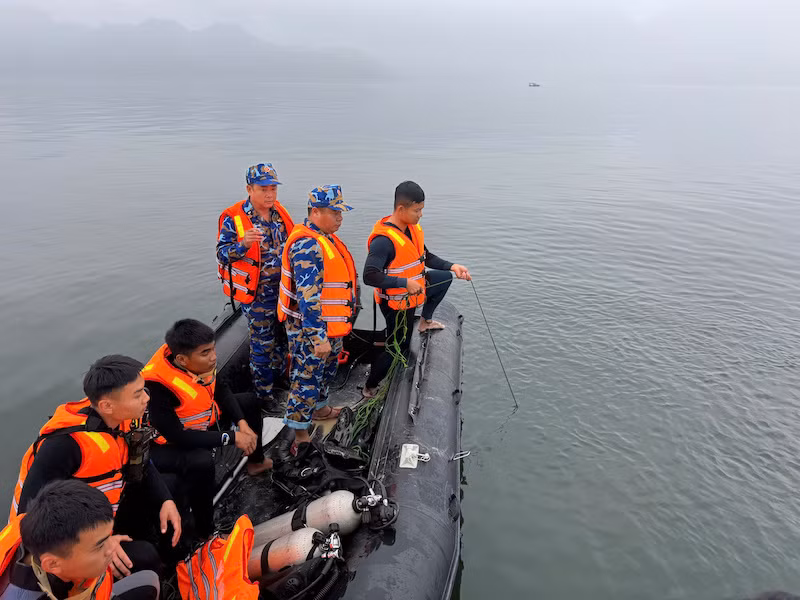 Lữ đoàn Đặc công Hải quân 126 điều động 20 đặc công người nhái tìm 5 người mất tích trên hồ Thác Bà -0
