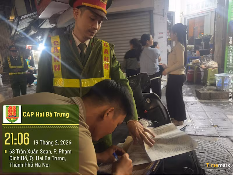 Chuyện những người đón Tết muộn -0