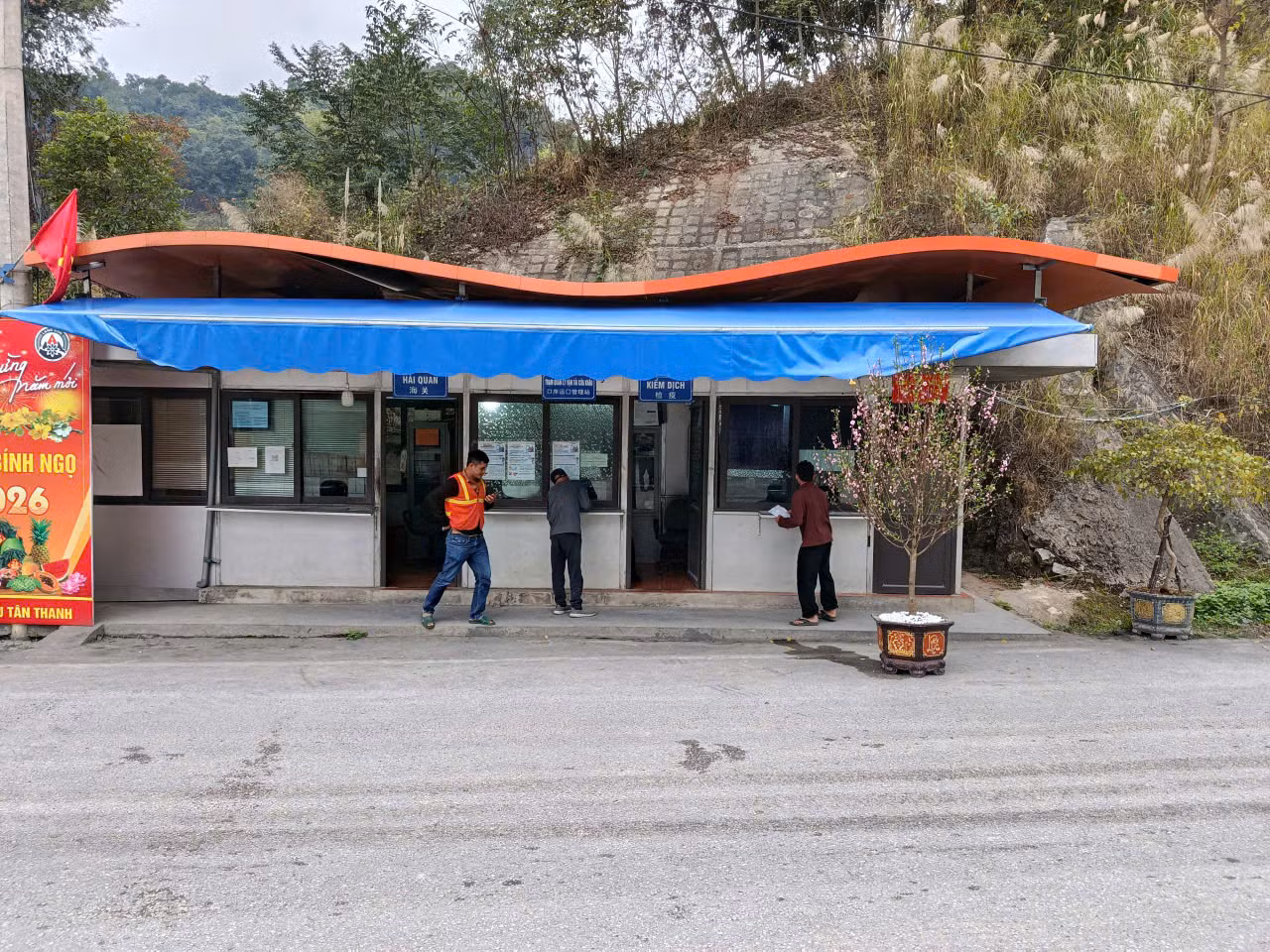 Cửa khẩu phía Bắc sôi động trở lại sau Tết, hàng hóa thông quan tăng mạnh -0