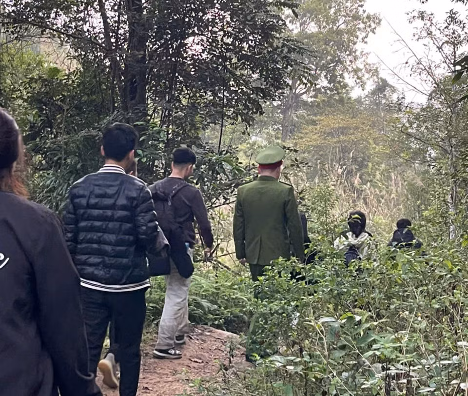 Đưa 4 du khách bị lạc trong rừng Yên Tử về nơi an toàn -0
