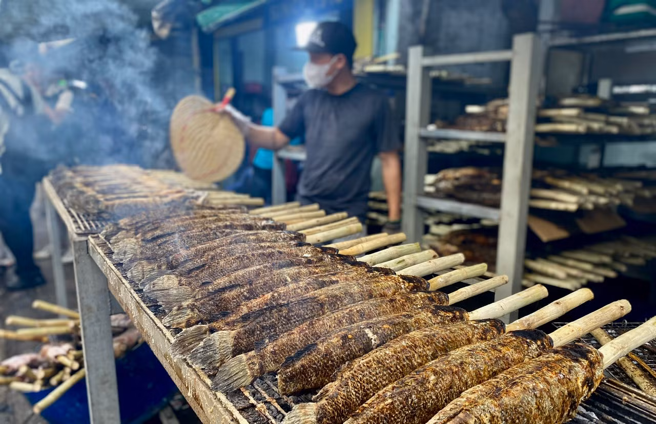 Chợ cá lóc nướng sực nức mùi ngày 