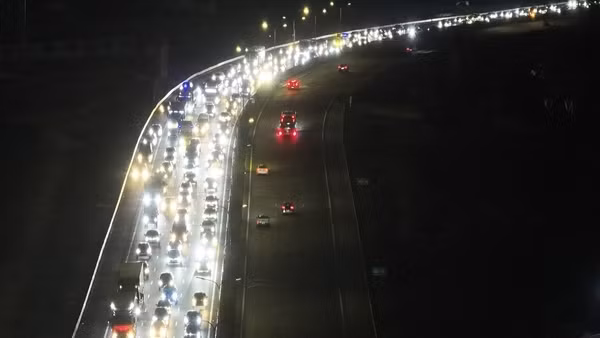 Đóng chiều ra trên một số tuyến cao tốc, ưu tiên cho các phương tiện quay lại thành phố