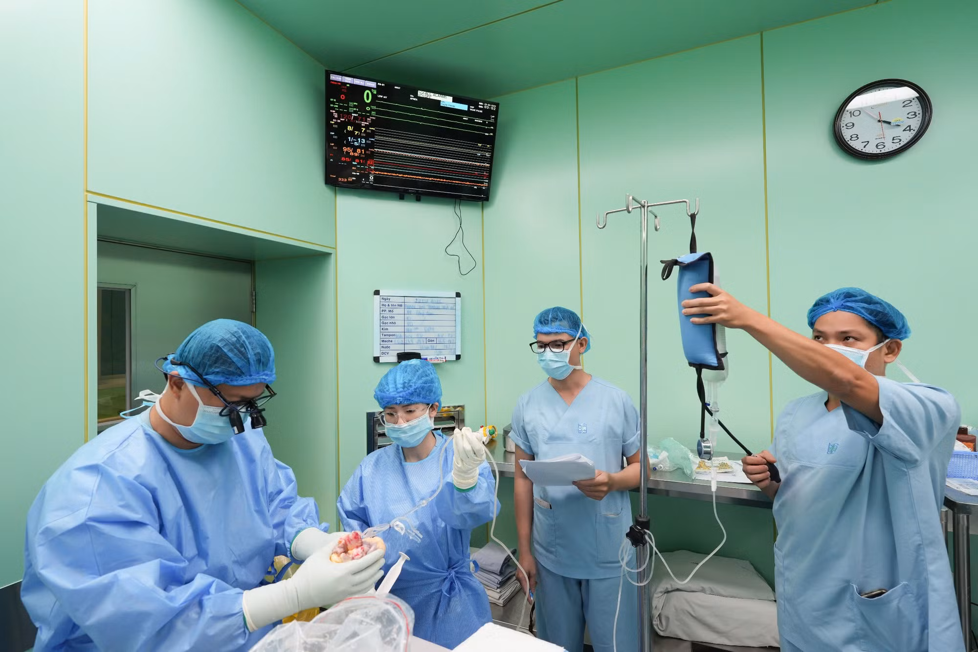 Trái tim từ Bắc vào Nam hồi sinh sự sống cho bệnh nhi ngày đầu Xuân mới -3