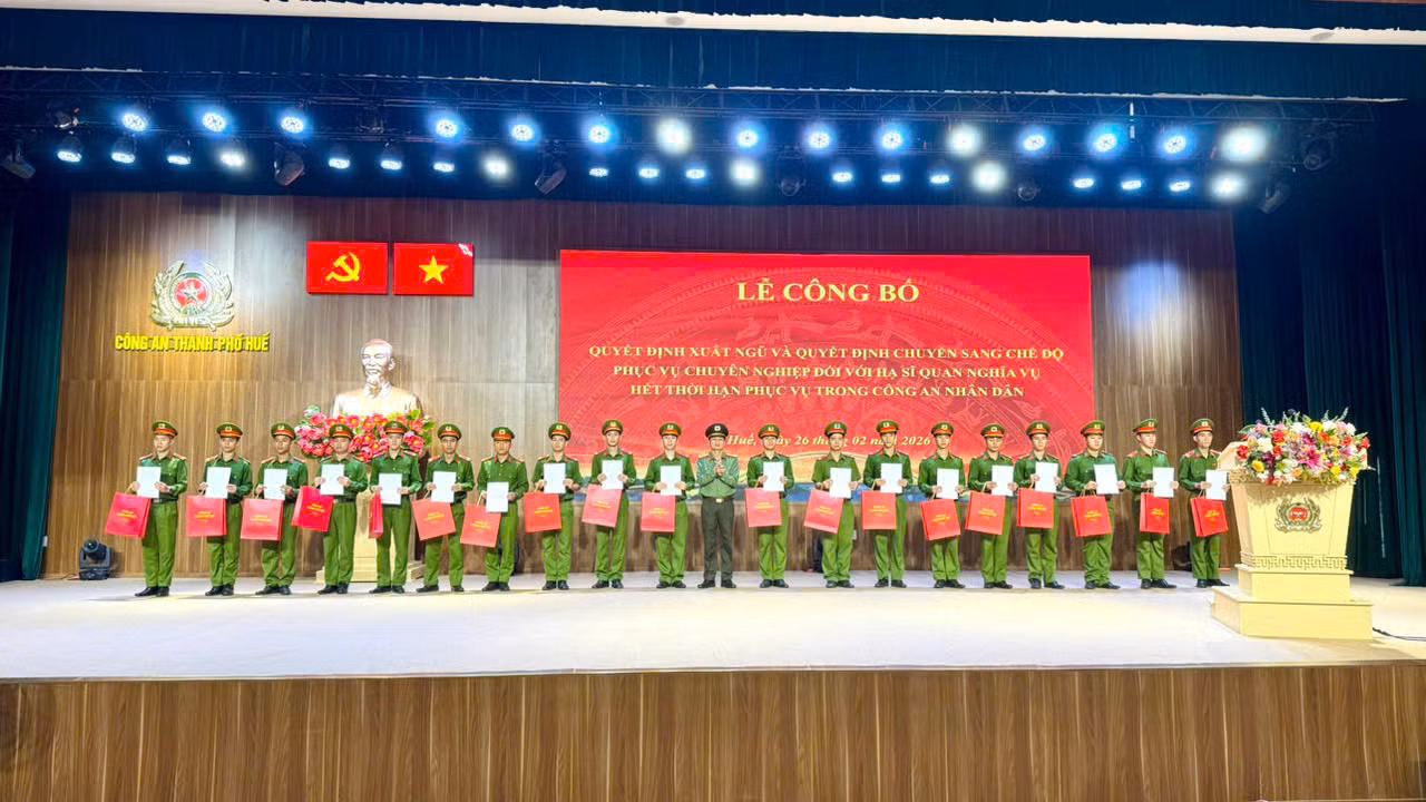 Công an TP Huế tổ chức lễ công bố quyết định xuất ngũ và chuyển sang chế độ phục vụ chuyên nghiệp -0