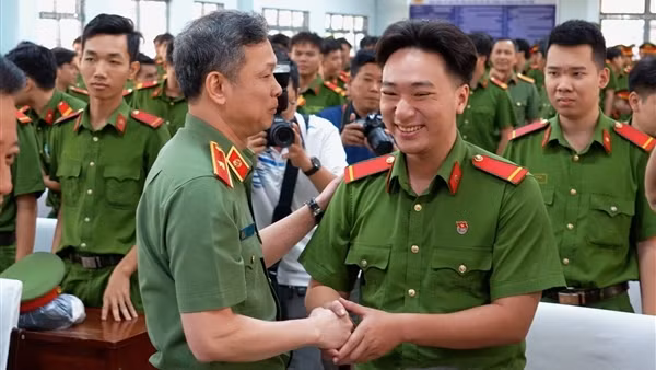 Công an TP Hồ Chí Minh trao quyết định xuất ngũ cho 1.032 hạ sĩ quan, chiến sĩ nghĩa vụ
