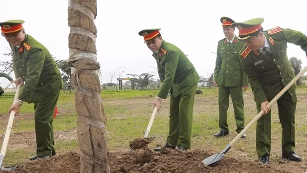 Cục Cảnh sát Quản lý Trại giam hưởng ứng "Tết trồng cây đời đời nhớ ơn Bác Hồ"