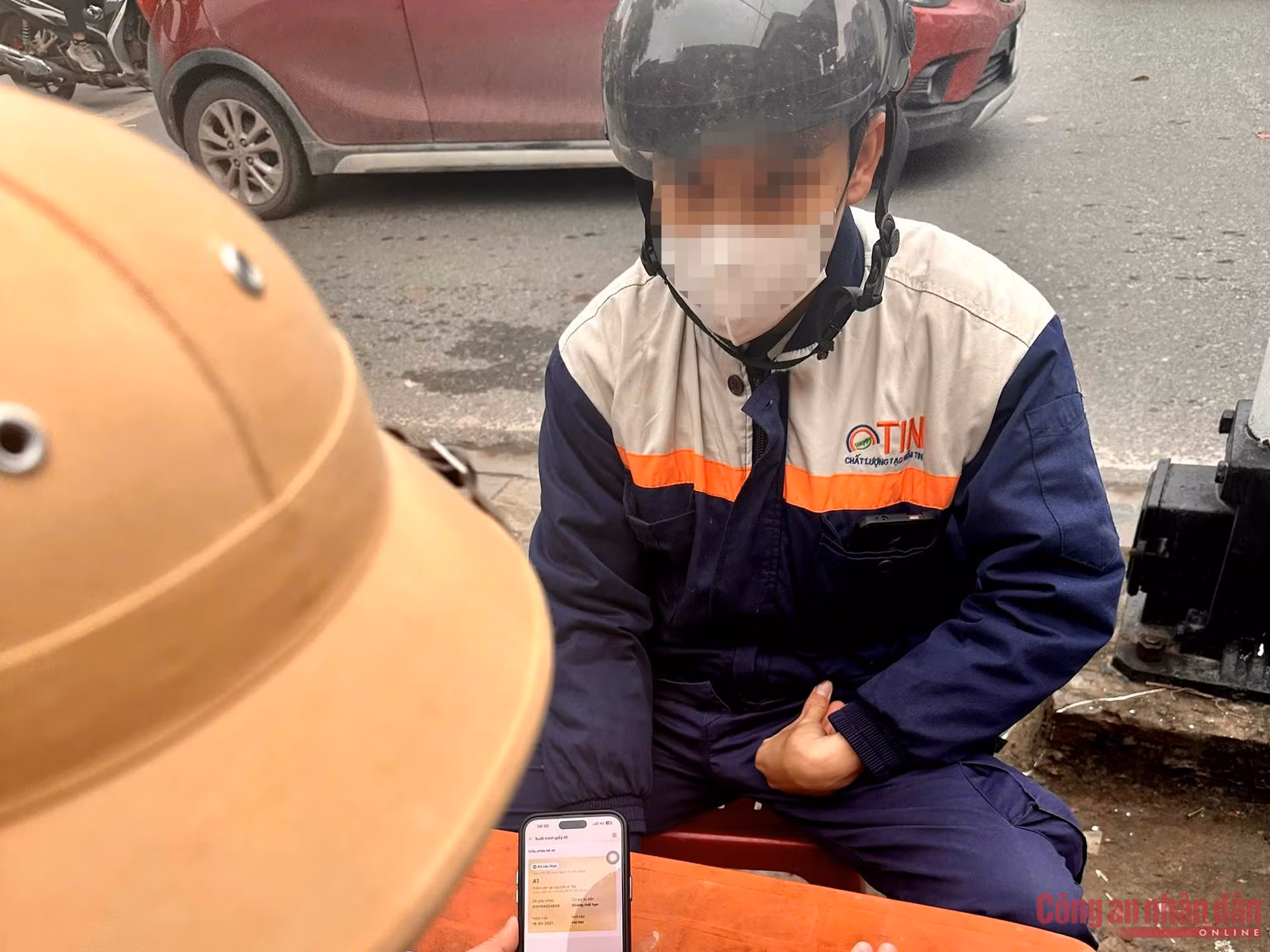 CSGT Hà Nội tăng cường xử lý tài xế cố tình vượt rào chắn khi qua đường ngang ảnh 5 a -1