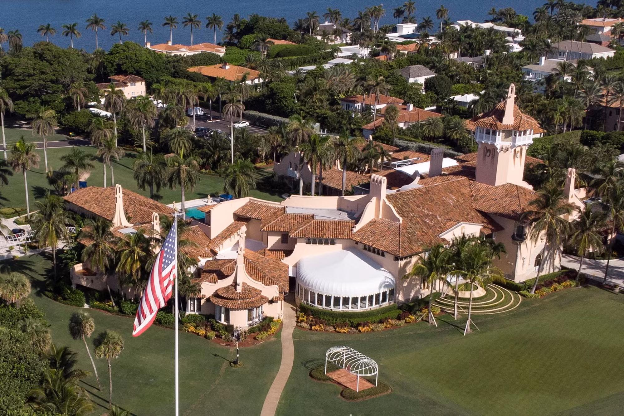 Đặc vụ Mỹ tiêu diệt kẻ có vũ trang tìm cách đột nhập dinh thự của Tổng thống Trump -0