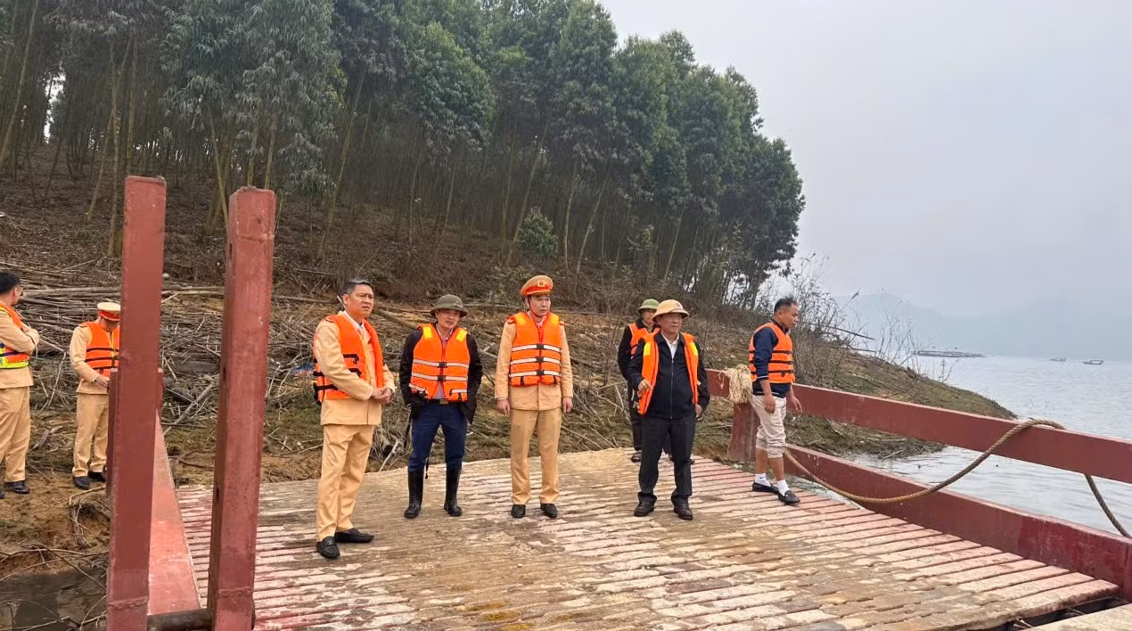 Tìm thấy nạn nhân thứ 2 trong vụ lật tàu chở khách ở hồ Thác Bà -2