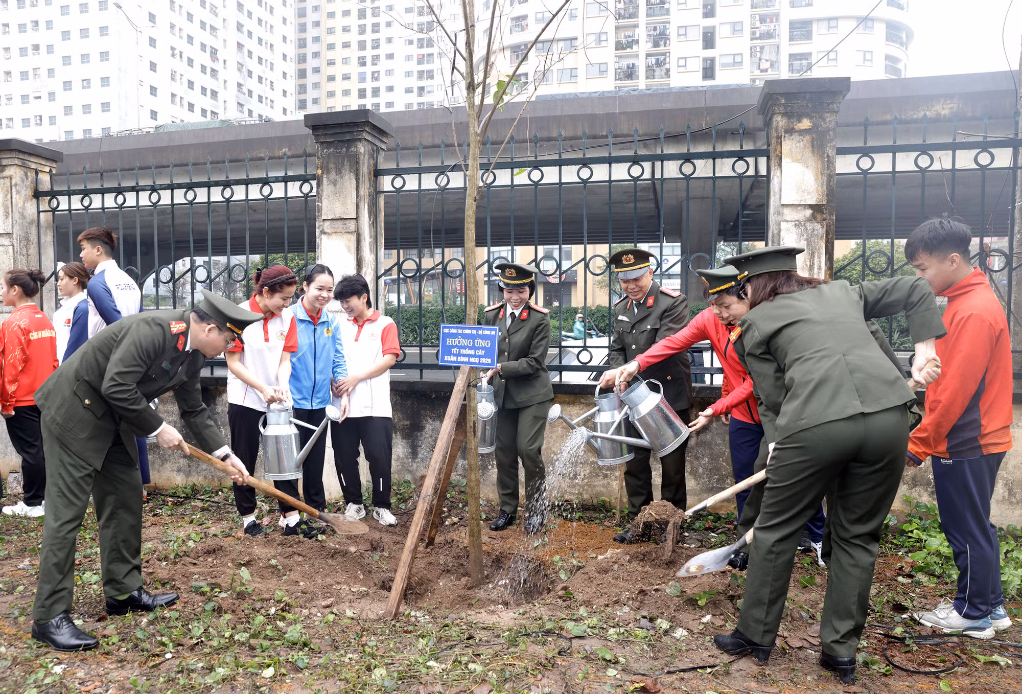 Cục Công tác chính trị hưởng ứng “Tết trồng cây đời đời nhớ ơn Bác Hồ” -1