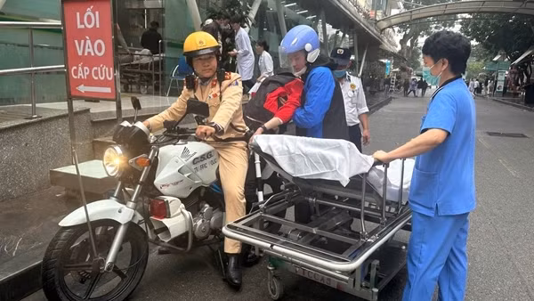 Ngất xỉu trên đường đến bệnh viện, người phụ nữ được CSGT đưa đi cấp cứu