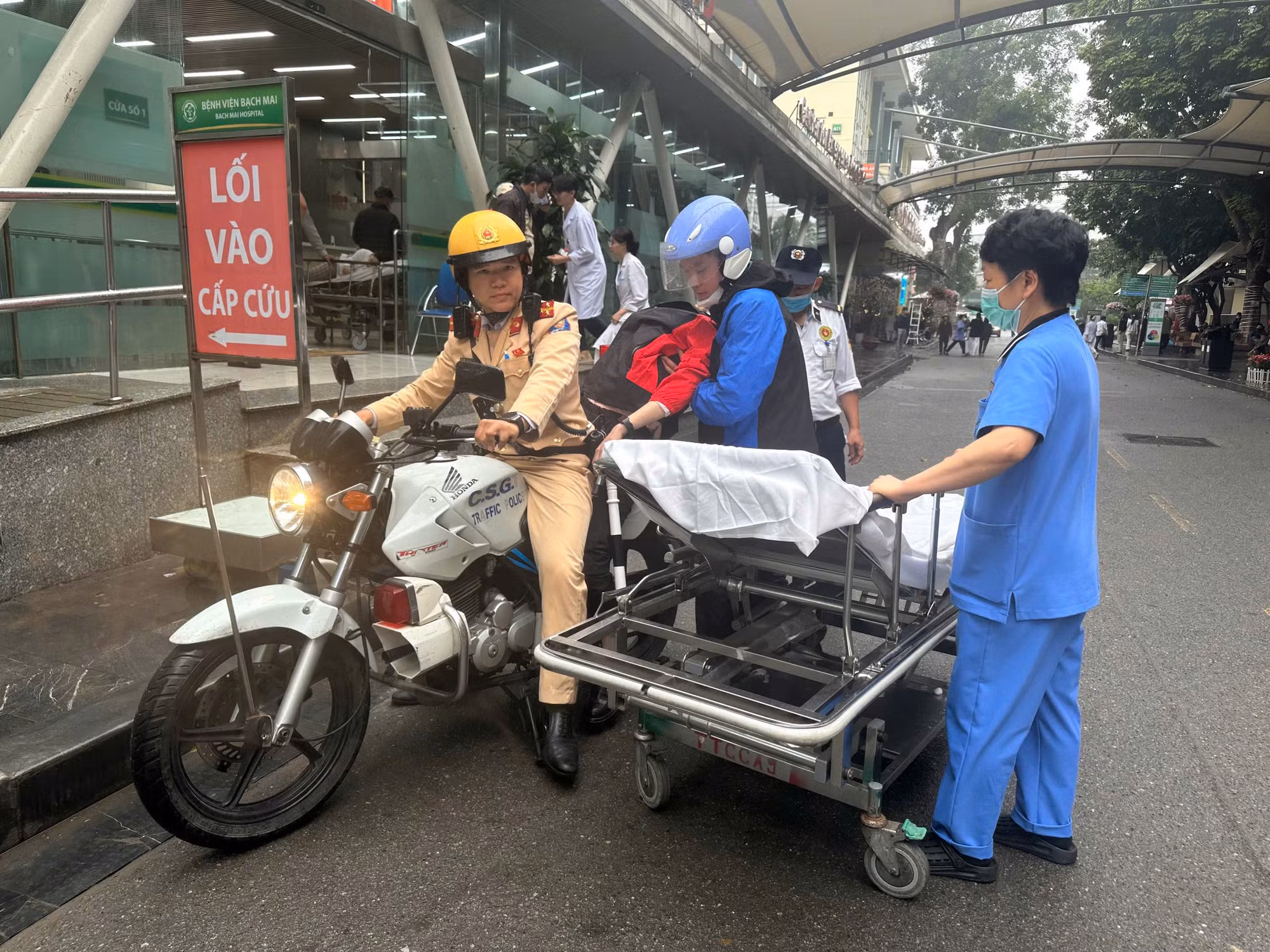 Ngất xỉu trên đường đến bệnh viện, người phụ nữ được CSGT đưa đi cấp cứu -0