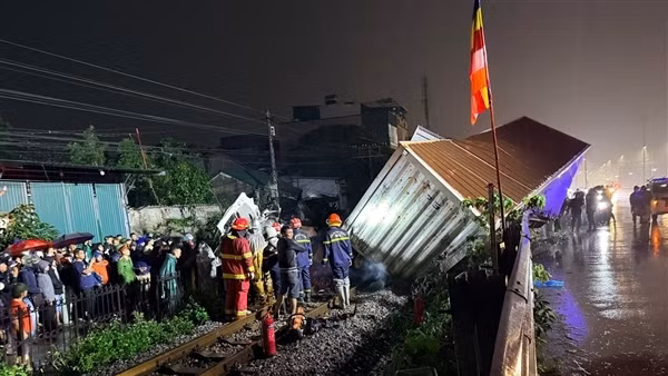 Hà Nội: cố vượt đường ngang, xe tải bị tàu hỏa tông văng xa