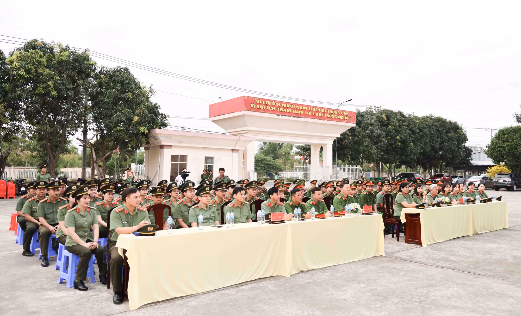 Phát động “Tết trồng cây” trong Công an TP Cần Thơ -0