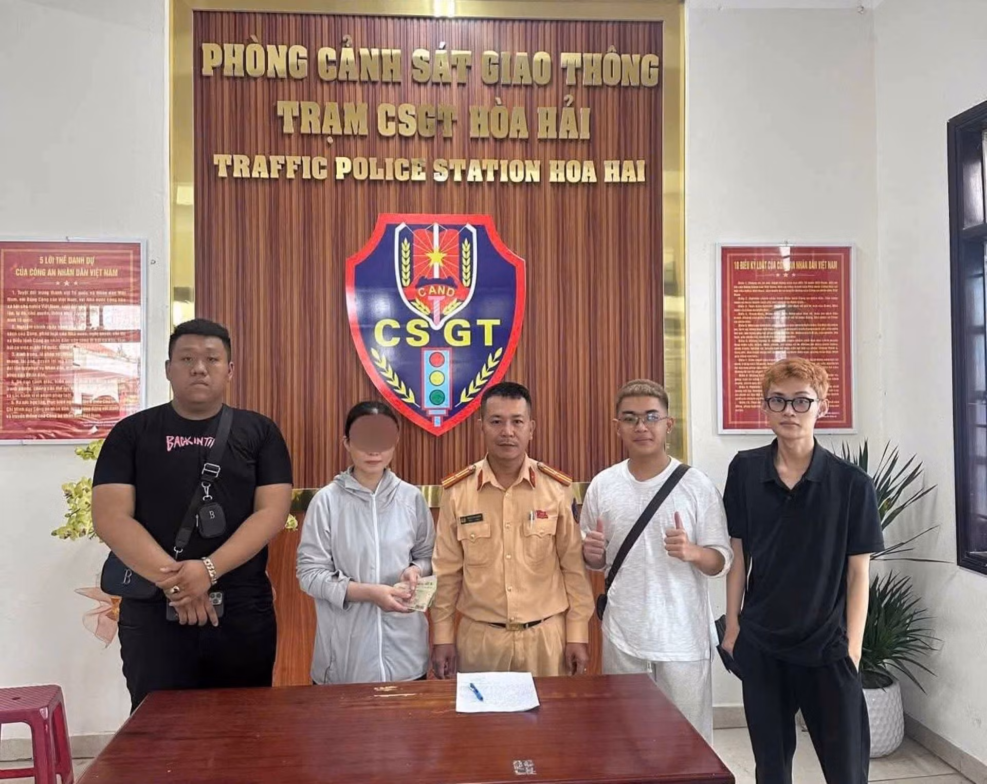 Tìm lại hơn 16 triệu đồng bị mất, cô gái gửi lời cảm ơn lực lượng CSGT Đà Nẵng -1