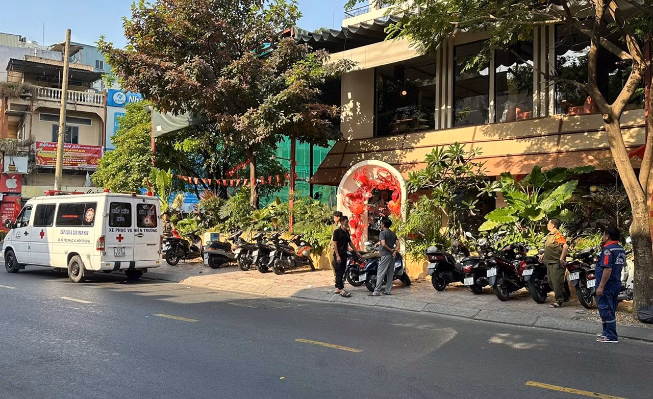 Nhân viên quán cà phê hoảng hốt khi phát hiện người đàn ông tử vong trong quán -0