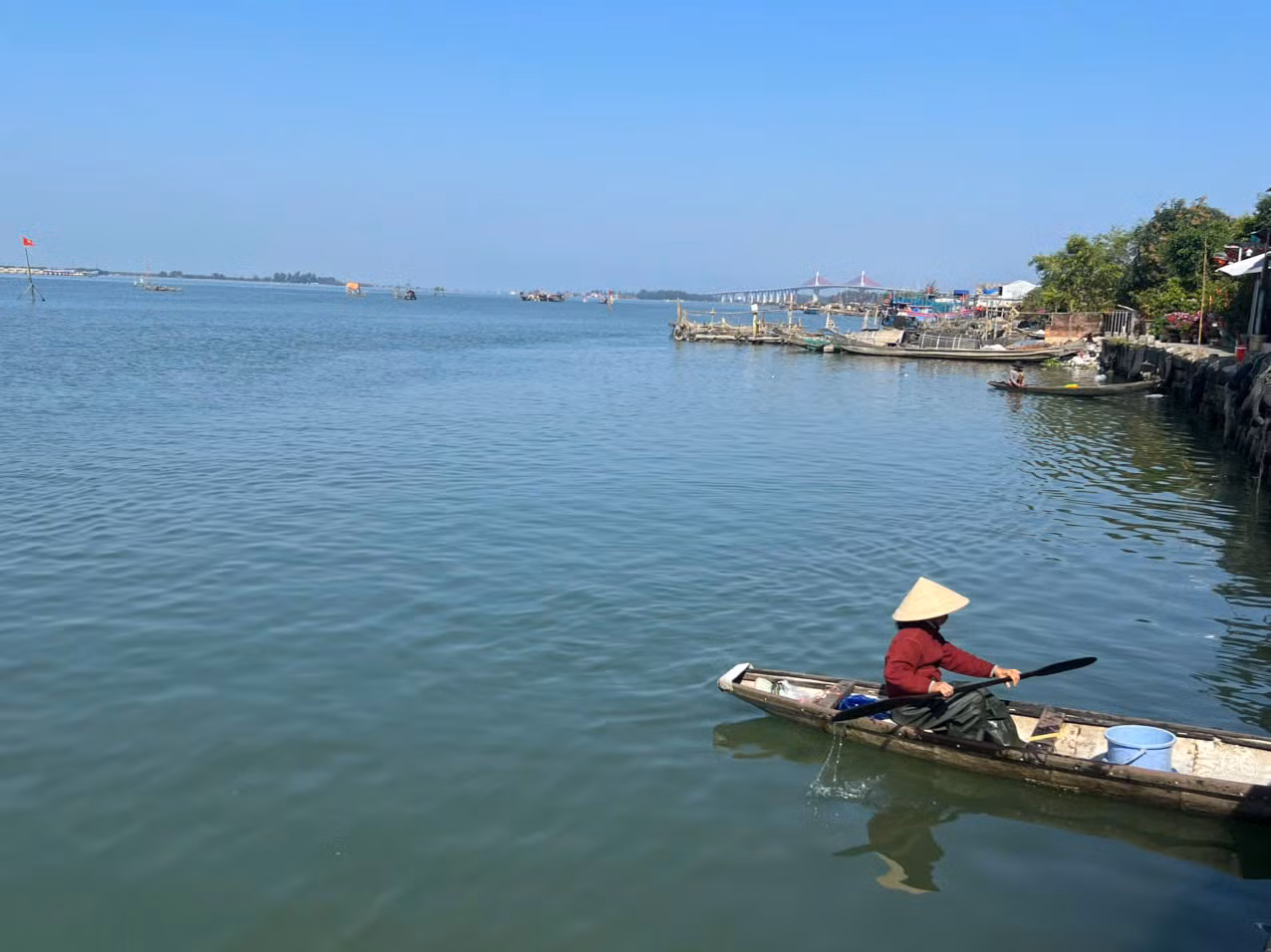 Lật thuyền khi đi xem lễ hội đua ghe, 2 mẹ con tử vong -0