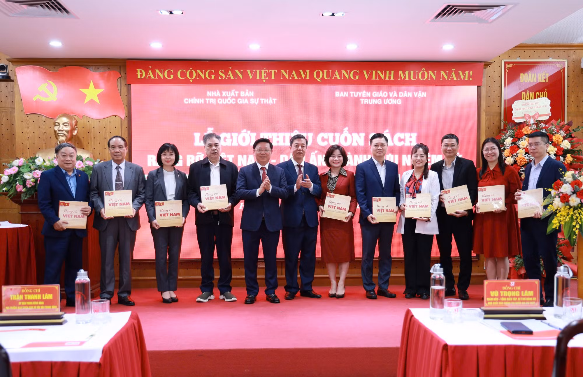 Ra mắt sách về những dấu ấn thành tựu nhiệm kỳ Đại hội XIII của Đảng -0