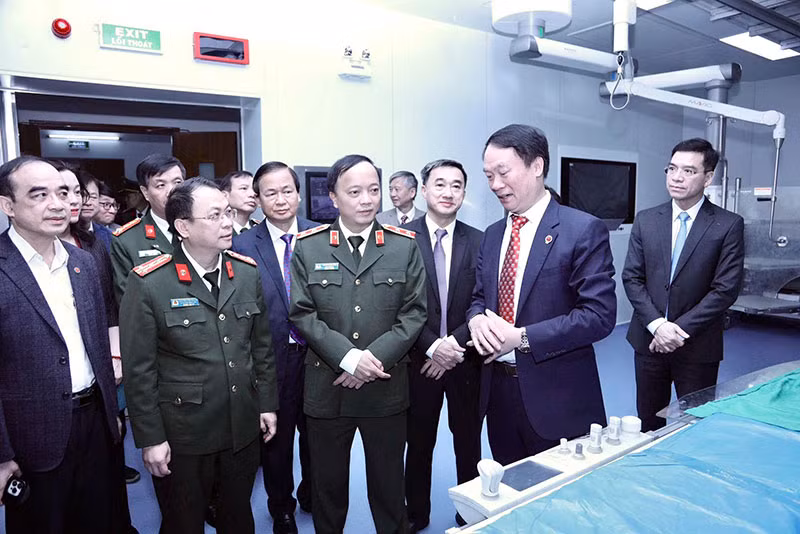 Người thầy thuốc có “đôi bàn tay vàng” -0