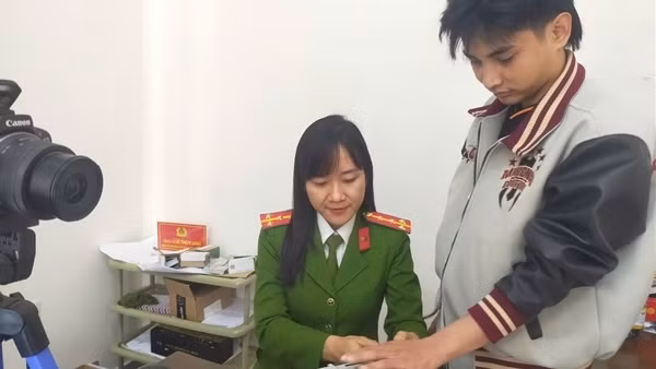 Làm việc xuyên Tết phục vụ người dân làm căn cước, định danh điện tử