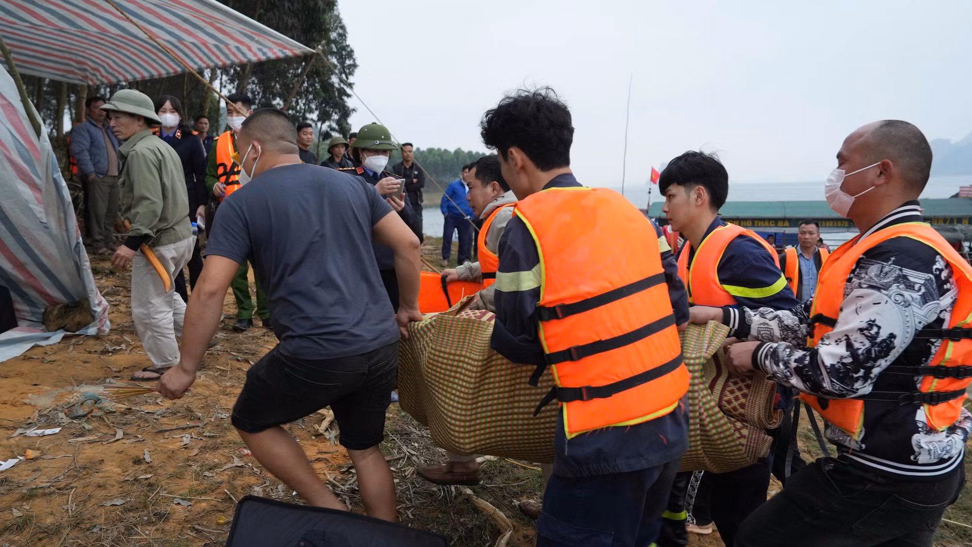 Khi mệnh lệnh là trái tim: Những giờ phút nghẹn lòng trên hồ Thác Bà -2