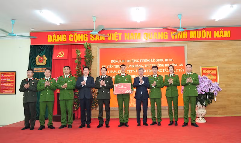 Thứ trưởng Lê Quốc Hùng kiểm tra công tác trực Tết, chúc Tết cán bộ, chiến sĩ Công an Thủ đô -0