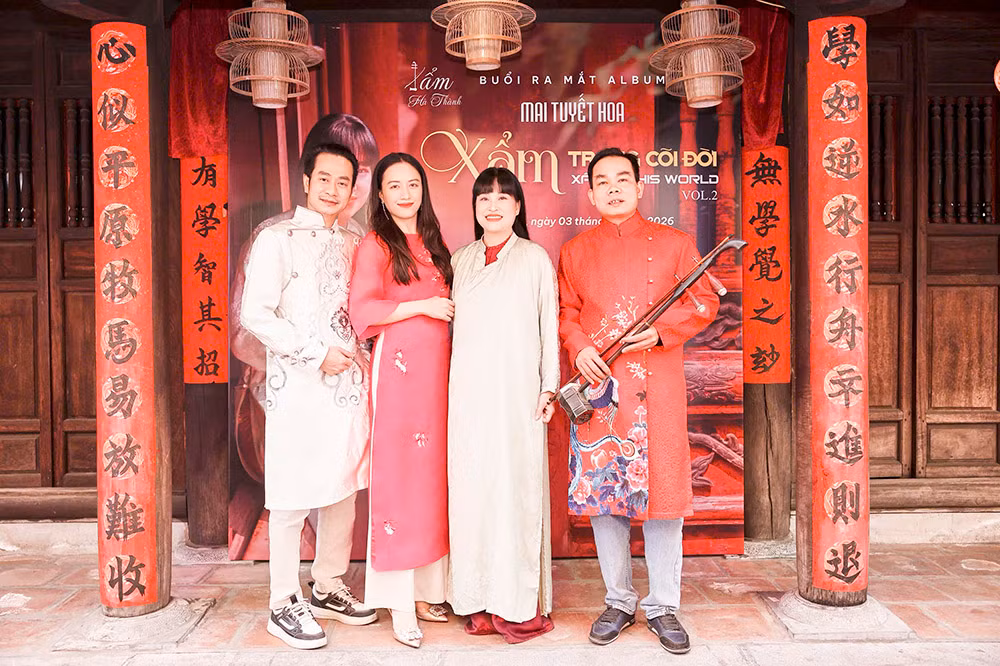 ngh- si mai tuy-t hoa cùng d-ng nghi-p trong bu-i ra m-t album m-i.jpg -0
