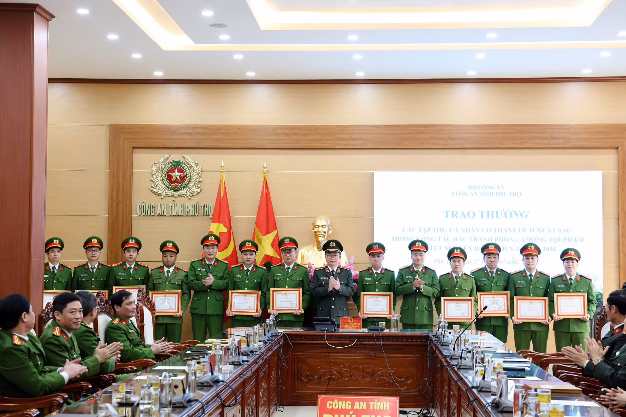 Tạm giữ hình sự đối tượng xịt hơi cay, dùng dao tấn công người phụ nữ -0