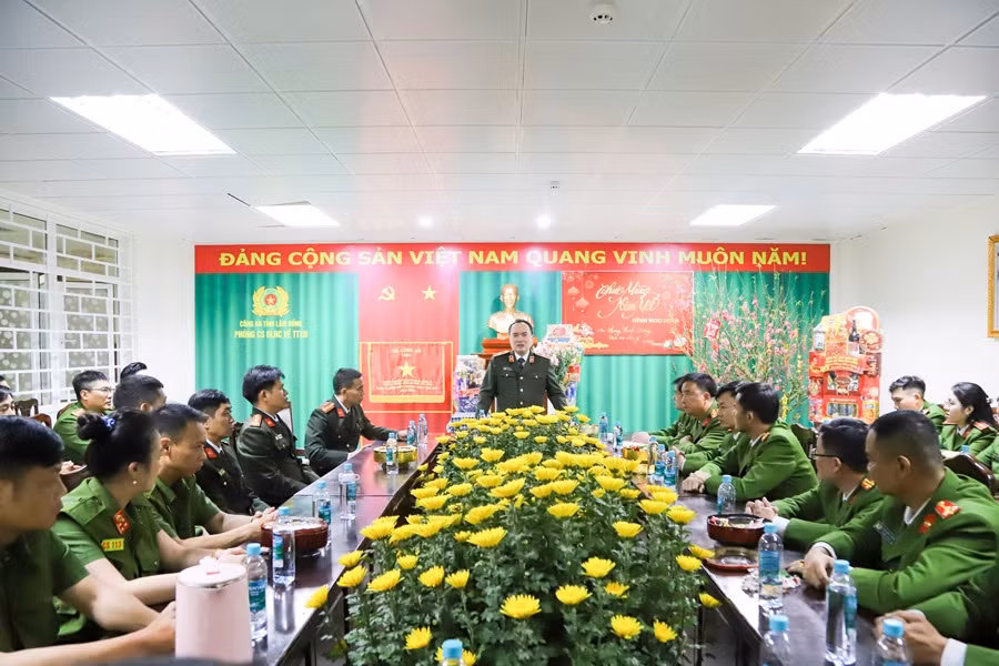 Lan tỏa hình ảnh đẹp của Công an Lâm Đồng dịp Tết -0