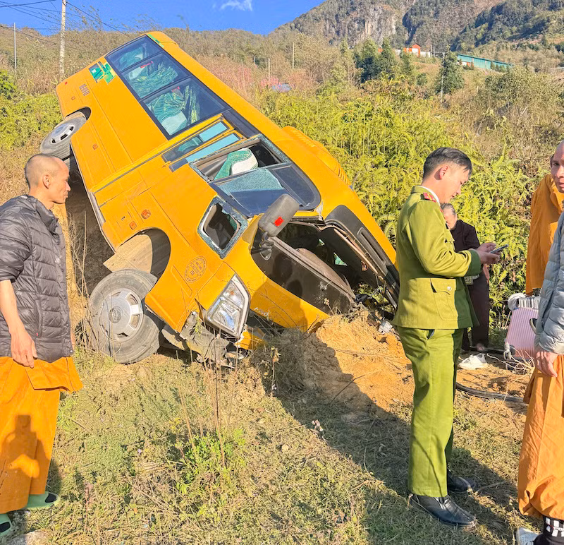 Xe ô tô mất phanh khi lưu thông trong Thiền viện Trúc Lâm, 2 người bị thương -0