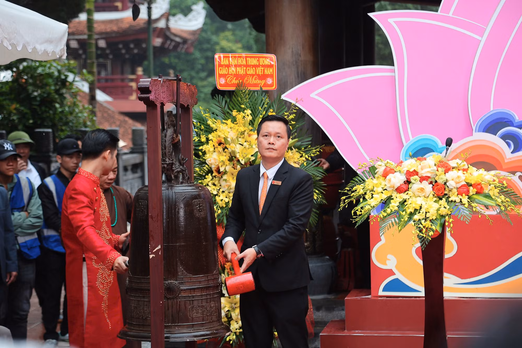 Tưng bừng khai hội Chùa Hương -1