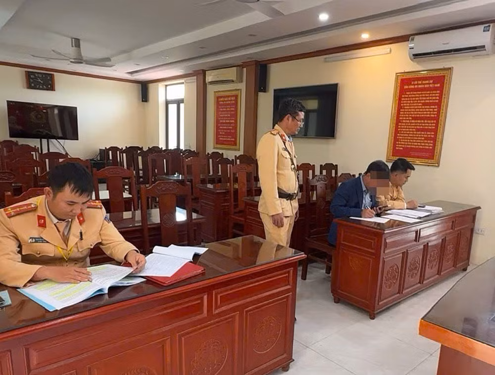 Người dân phản ánh, Cảnh sát xử phạt tài xế xe biển xanh vi phạm giao thông -0